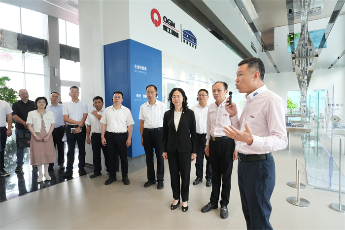 Asetäitja Jiang Erxiong juhtis meeskonda Quangong Machinery Co., Ltd uurima, et aidata Quanzhou ehitada nutikat tootmislinna
